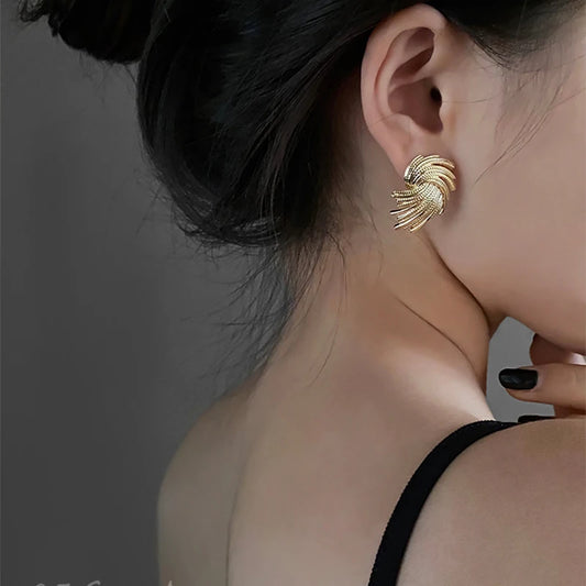 "Détail du design géométrique moderne des boucles d'oreilles Sonic pour femme."
